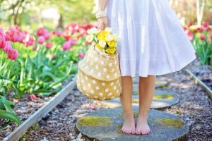 marcher pieds nus au printemps parmi les tulipes