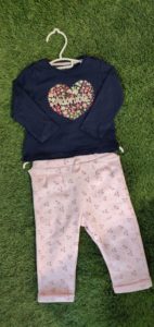 tee shirt manches longues bleu marine avec coeur et pantalon rose enfant