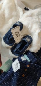 tenue fille gilet sans mache blanc ballerines bleu marine robe bleu à pois