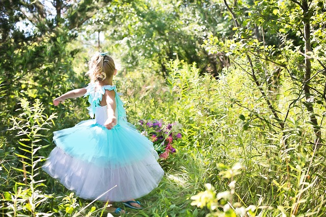 petite fille robe tulle bleu et blanche dans la foret