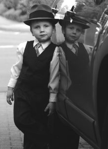 petit garcon vetu chapeau cravate gilet et pantalon