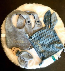 bavoir doudou anneau dentition brodés