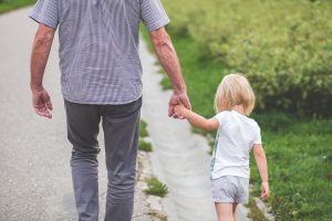 parent enfant marchant main dans la main