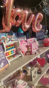 vitrine theme amour de la boutique Il était un bois Pelissanne