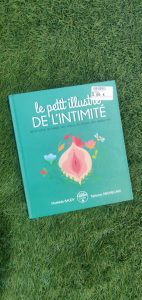 livre d'occasion le petit illustré de l'intimité pour le dépot vente Il était un bois à Pélissanne
