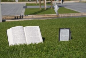 livre et liseuse