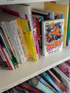 rayons livres ado dans la boutique Il était un bois à Pélissanne, manga Naruto