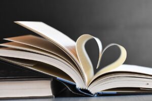 livres avec pages formant un coeur