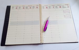 agenda hebdomadaire avec un crayon