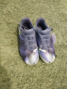 baskets noires à crampons d'occasion pour Il était un bois Pélissanne