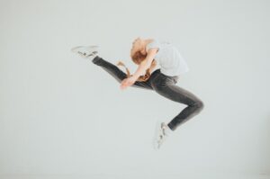 fillette gymnaste en plein saut